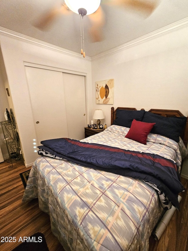 bedroom featuring crown molding, a closet, and ceiling fan