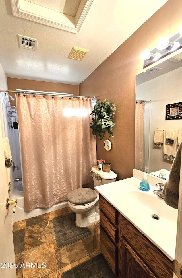 full bathroom featuring vanity, shower / bath combo with shower curtain, a textured ceiling, and toilet