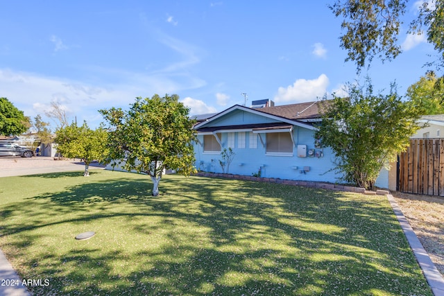 view of front of home featuring a front lawn