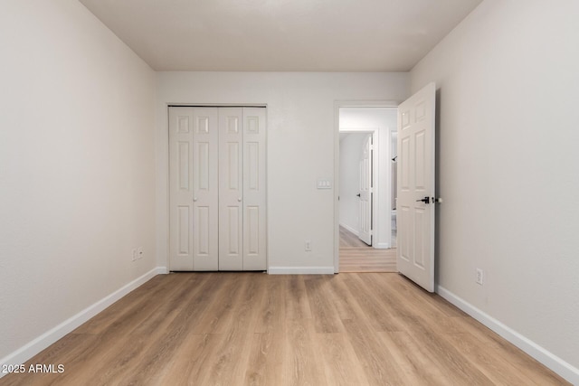 1405 N Jamaica Way, Gilbert, AZ 85234 - unfurnished bedroom featuring light wood-style floors and a closet