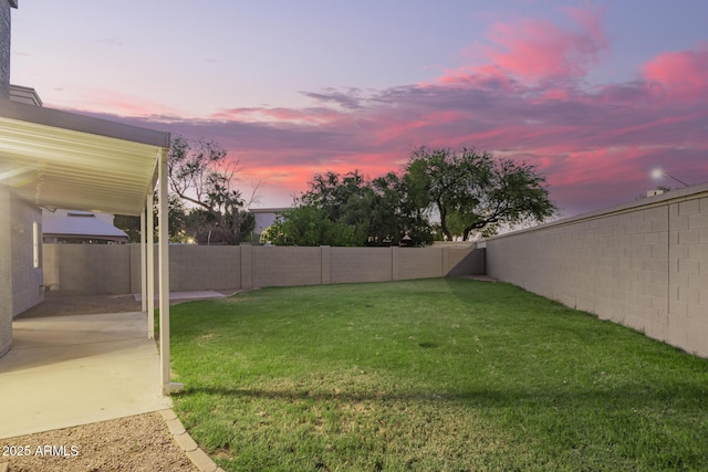 1405 N Jamaica Way, Gilbert, AZ 85234 - yard at dusk featuring a fenced backyard and a patio
