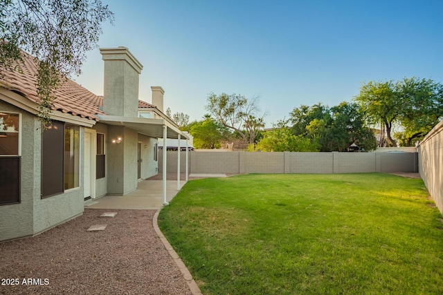 1405 N Jamaica Way, Gilbert, AZ 85234 - fenced backyard featuring a patio area