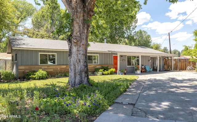 single story home with a front lawn