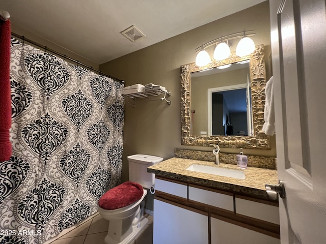 full bath featuring tile patterned floors, visible vents, toilet, a shower with shower curtain, and vanity