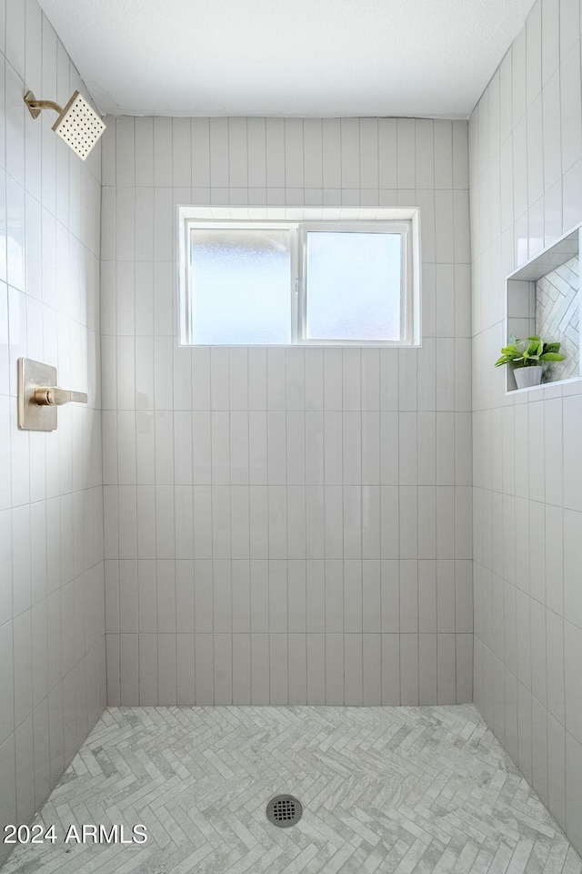 bathroom featuring a healthy amount of sunlight and tiled shower