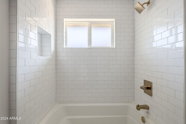 bathroom with tiled shower / bath combo