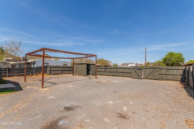 9424 N 2nd Pl, Phoenix, AZ 85020 - view of yard with fence and a gate