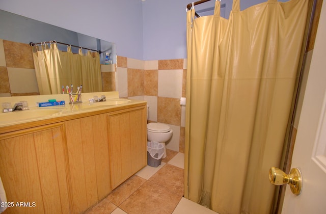 720 W Dewey Ave, Coolidge, AZ 85128 - full bath featuring toilet, tile patterned floors, double vanity, curtained shower, and tile walls