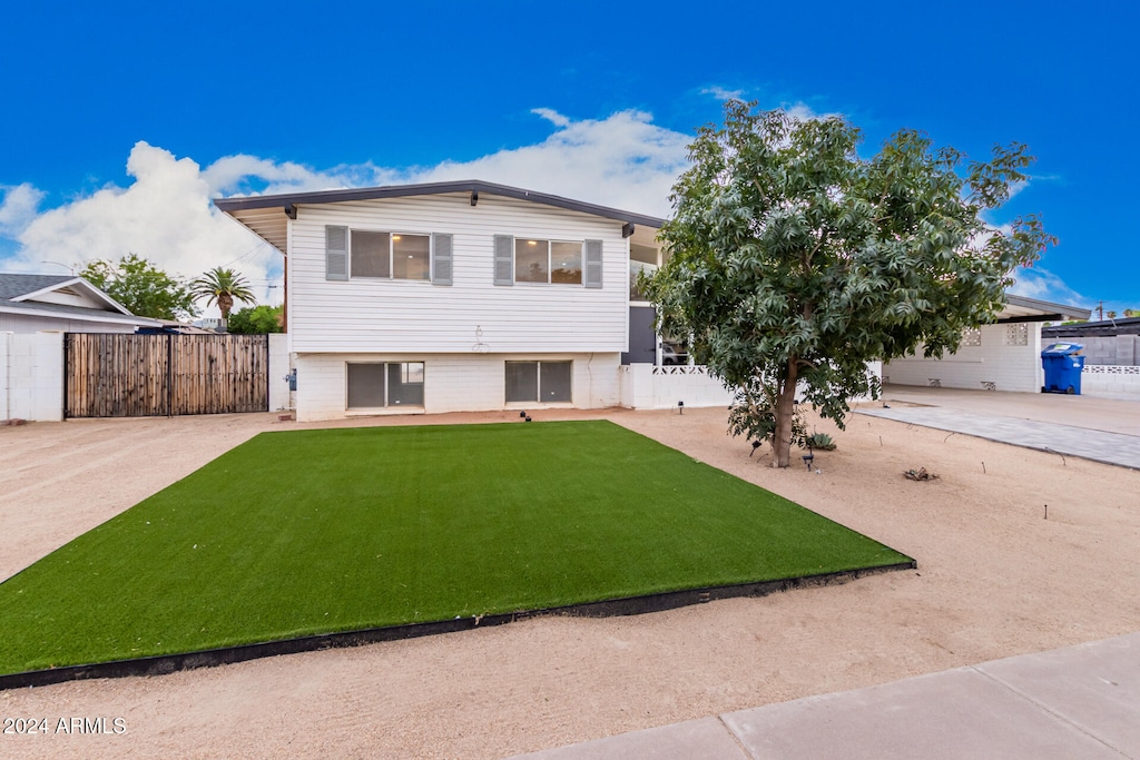 view of front facade featuring a front yard and a garage