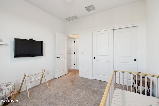 bedroom featuring carpet floors and a closet