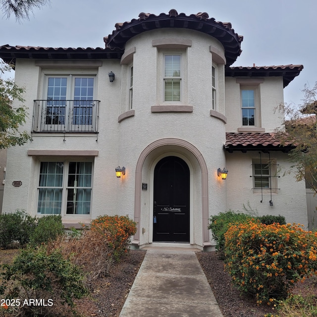 view of front of property featuring a balcony