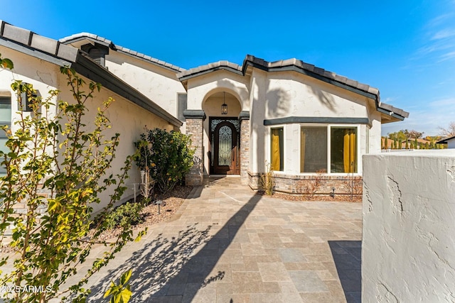 view of front of property featuring a patio area