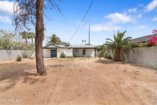 view of front of house featuring a fenced backyard and dirt driveway