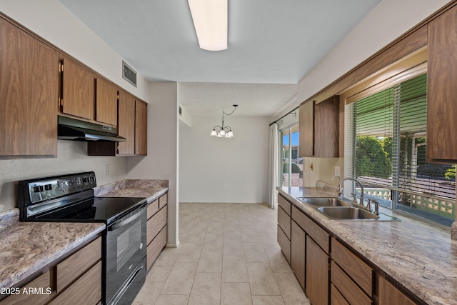 kitchen featuring visible vents, black electric range oven, an inviting chandelier, a sink, and under cabinet range hood