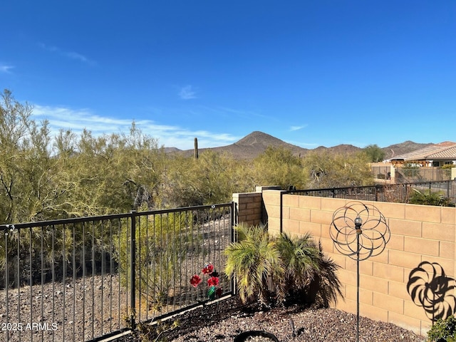 view of yard with a mountain view