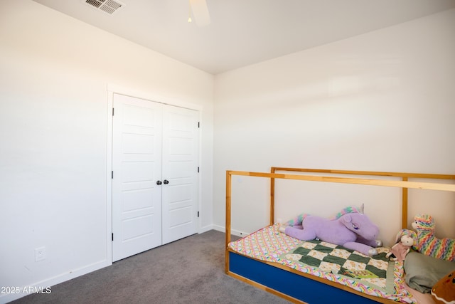 bedroom featuring carpet flooring, visible vents, ceiling fan, a closet, and baseboards