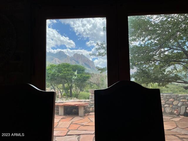 room details featuring a mountain view