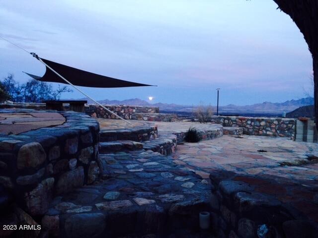 view of yard with a mountain view