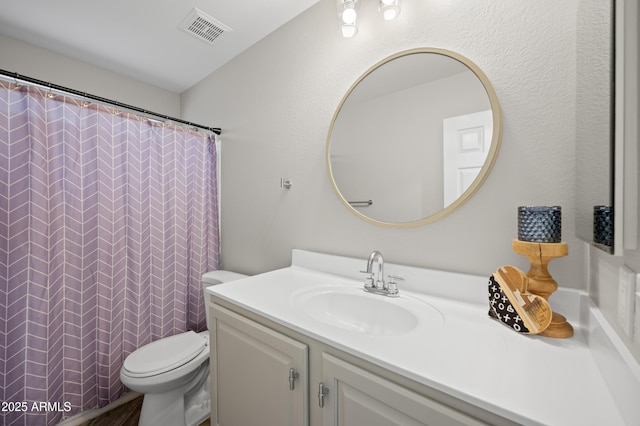 full bath featuring toilet, a shower with curtain, visible vents, and vanity