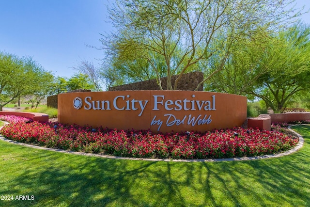 community sign with a lawn