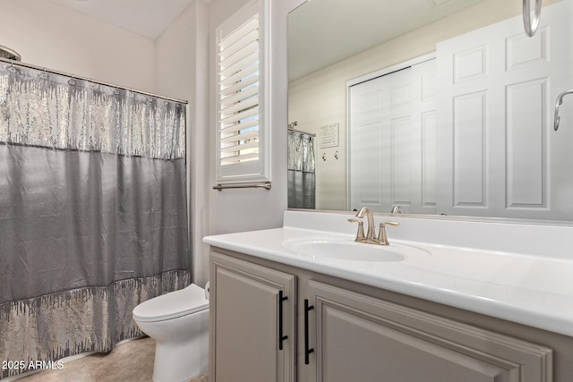 full bath featuring vanity, toilet, and a shower with curtain