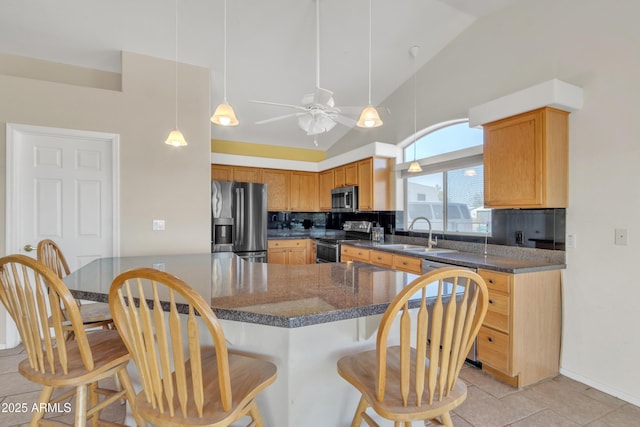 kitchen with stainless steel appliances, lofted ceiling, sink, and decorative backsplash