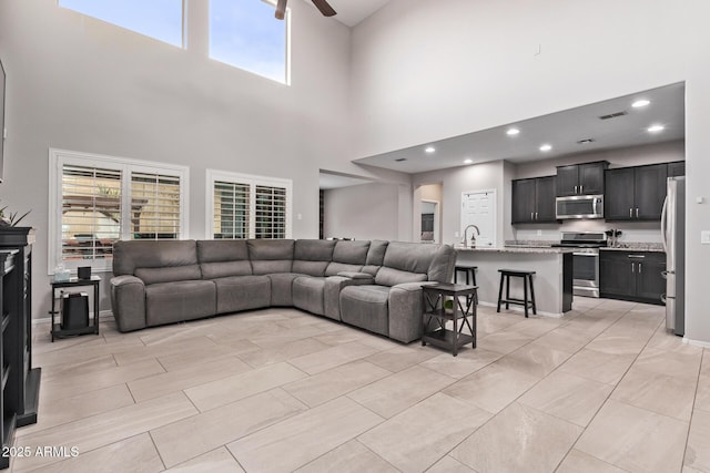 living room featuring visible vents, recessed lighting, baseboards, and a ceiling fan