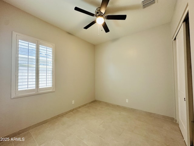 unfurnished bedroom with ceiling fan and a closet