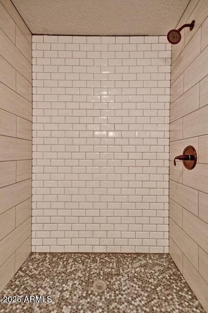 1045 S Solomon St, Mesa, AZ 85204 - full bathroom featuring a tile shower and a textured ceiling