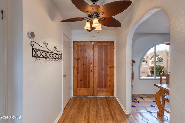 entrance foyer featuring light hardwood / wood-style floors and ceiling fan