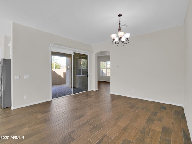 spare room featuring an inviting chandelier