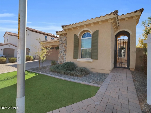 view of front of house featuring a garage and a front yard