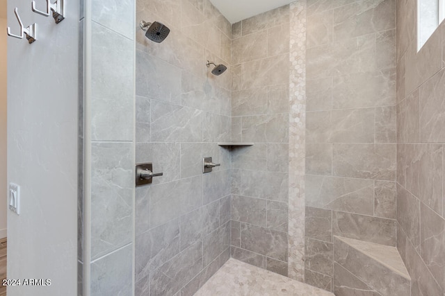 bathroom featuring a tile shower