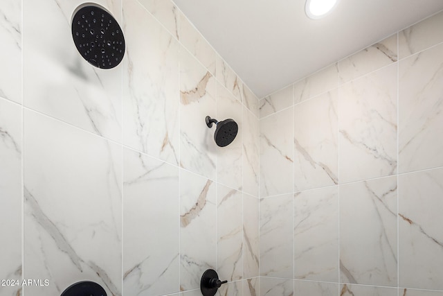 room details featuring a tile shower