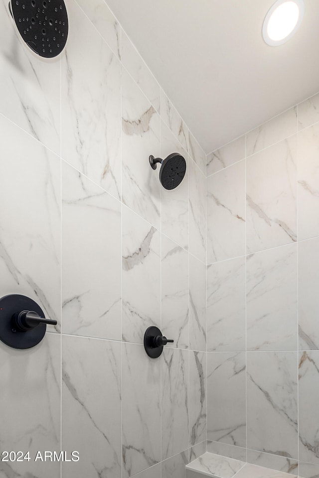 bathroom featuring a tile shower