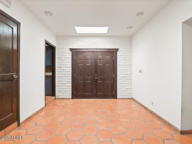 7232 N 22 Nd St, Phoenix, AZ 85020 - entrance foyer with a skylight and baseboards