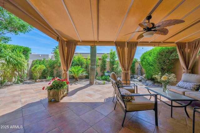 view of patio featuring an outdoor living space, a ceiling fan, and a fenced backyard