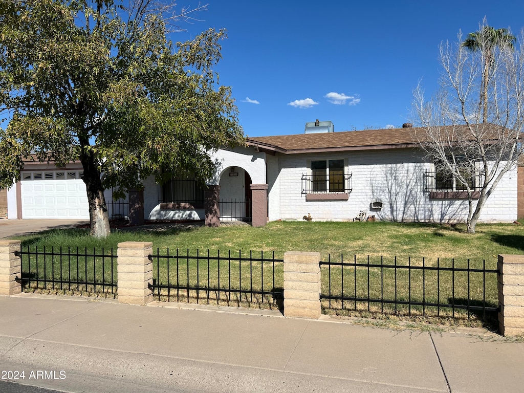 view of front facade with a garage and a front yard