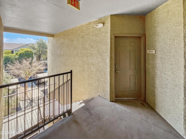 property entrance featuring a balcony