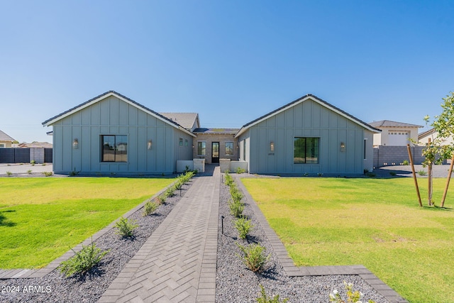 view of front of property with a front yard