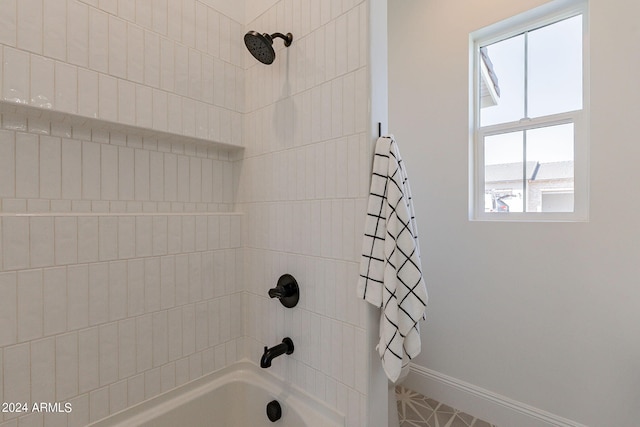 bathroom featuring tiled shower / bath