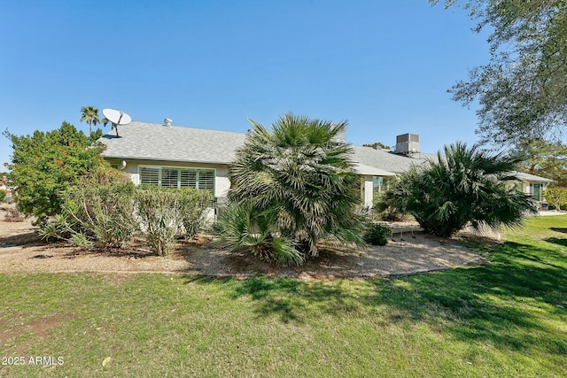 view of front of property with a front lawn