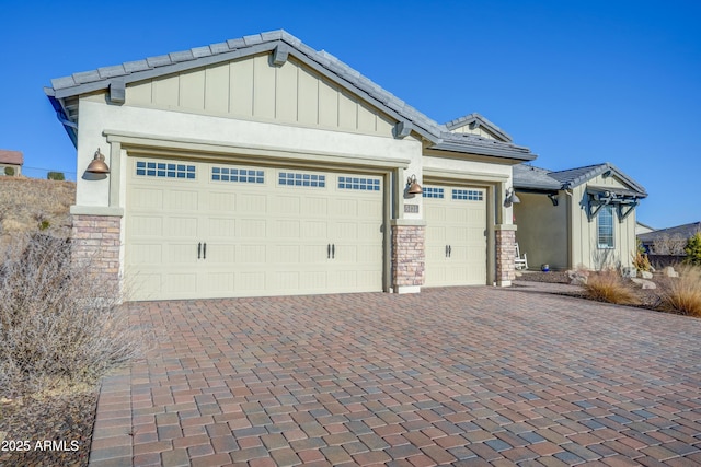 view of front facade featuring a garage