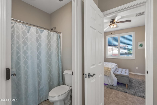 full bathroom with curtained shower, visible vents, toilet, ceiling fan, and baseboards