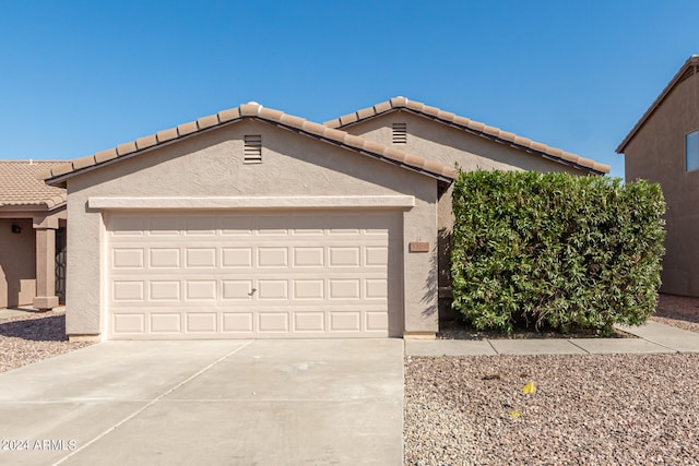 view of front facade featuring a garage