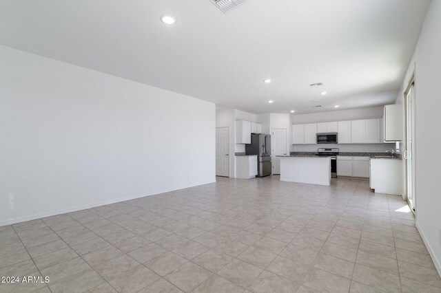 4702 S 109th Ave, Tolleson, AZ 85353 - unfurnished living room featuring recessed lighting, visible vents, baseboards, and a sink