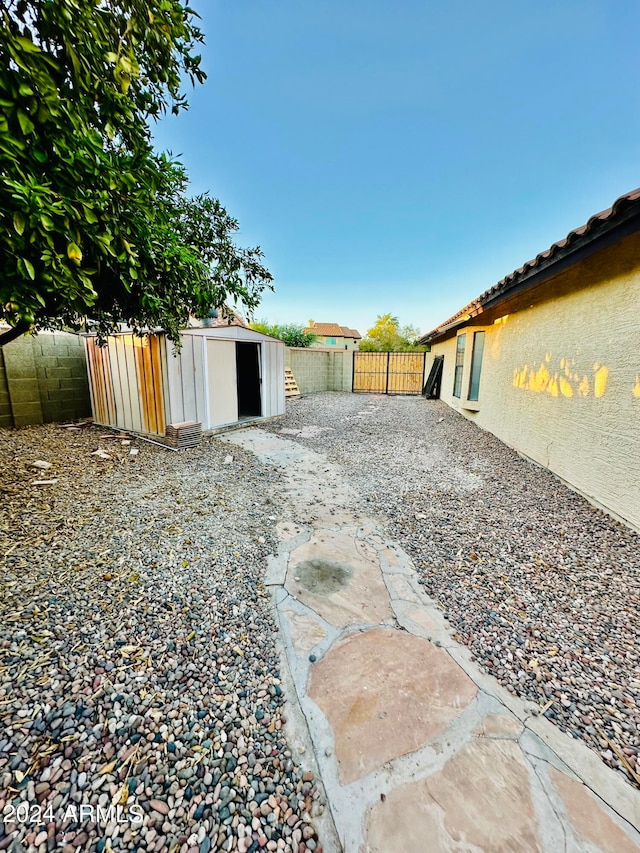 view of yard with a storage unit