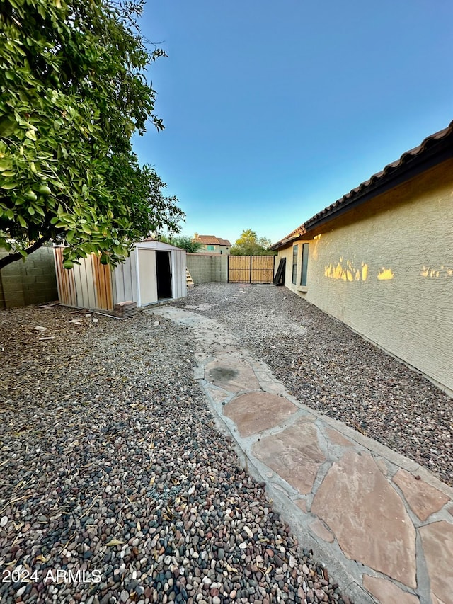 view of yard featuring a shed