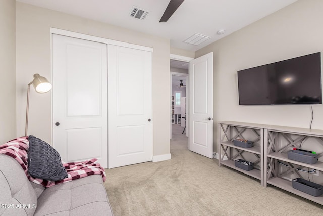 carpeted living room featuring ceiling fan