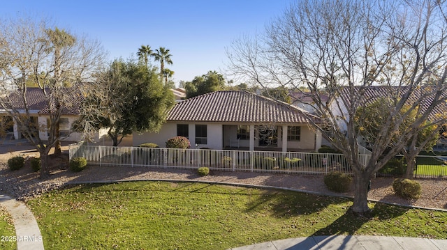 view of front of property featuring a front lawn